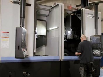 Anlieferung Doosan Puma V8300M mit Filmteam